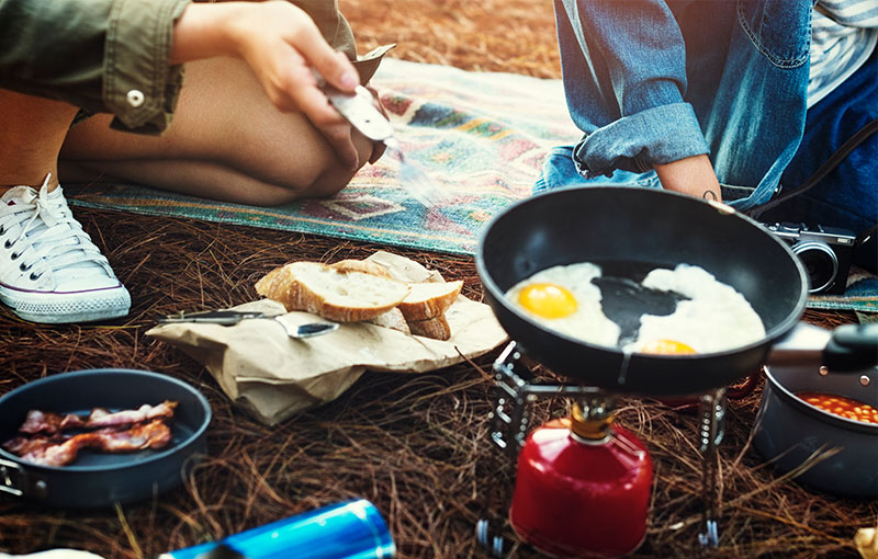 friends-cooking-forest-adventure-concept